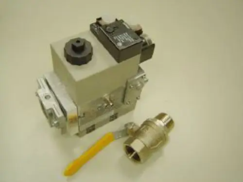 Gasregelstrecke der Marke Remeha, bestehend aus einem elektrisch gesteuerten Ventil und einem Anschlussstück. Geeignet für Gasregelung in Heizsystemen.